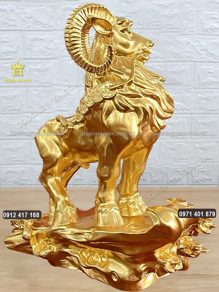 To&agrave;n bộ bề mặt được d&aacute;t v&agrave;ng 24K sang trọng